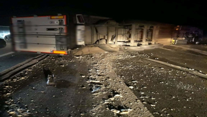 Un TIR încărcat cu iaurt s-a răsturnat pe A1, în județul Giurgiu. Circulația este blocată